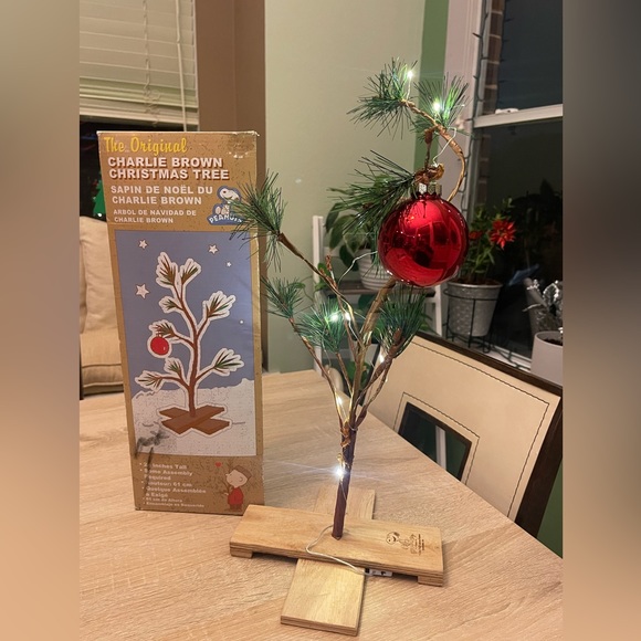 Charlie Brown Christmas Tree Peanuts W/Orig Box Tree, Fairy Lights. Red Bulb 24” - Picture 8 of 8